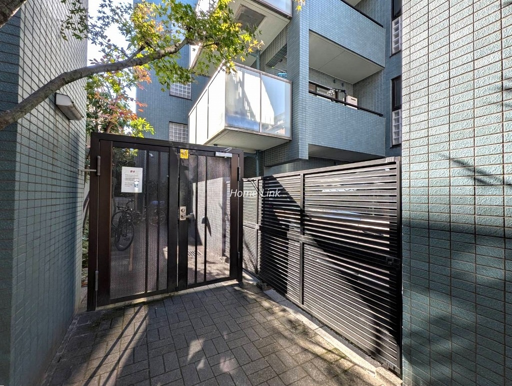 クアトロウーノ城北中央公園　駐輪場出入口